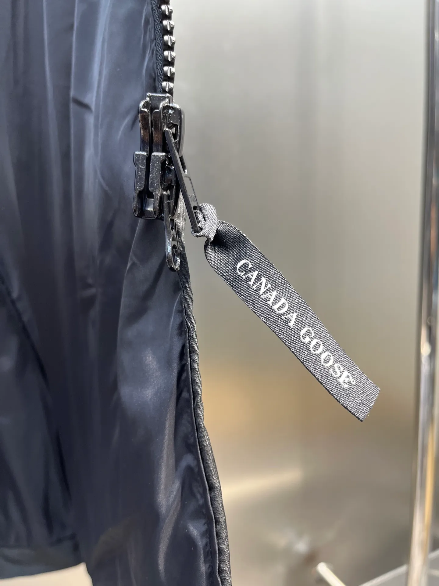 P860 Black) CANADA GOOSE Parka 22 styles ➖ Genuine synchronous anti-counterfeiting chip sensor! ➖ Imported 21-count polyester-cotton blended original fabric [last year’s 16-count/18-count hard fabrics have been completely eliminated, this year all use 21-count genuine synchronous fabrics, the soft mid-strap feels delicate and textured], genuine synchronous Feather-Light 10D waterproof coating fabric, made of 84.5 polyester fiber and 15.5 cotton, 100% the best feel in the entire network! ➖ The genuine official website is synchronized with the national standard 80 white duck down, you can check the official website customer service, there will never be a series of misleading claims such as 90 down or goose down! ➖ Using the best nylon lining with double double-layer sealing design, velvet-proof No. 7 needle + grid-filled down ready-made garments, there is 100% no so-called velvet running! ➖ The cuffs are designed with thickened seamless threads, and the collar and pockets are lined with top-quality polar fleece to keep you warm and comfortable! ➖ Yoshida YKK provides original custom-made electroplated sliders. YKK two-way lockable zippers are tight and smooth and will not peel off paint! ➖ 3M composite guarantees that the Velcro is the same as the original, durable, and all accessories and hardware are custom-made! ➖ Imported BEHRINGER embroidery machine to customize the 10,000-needle embroidery logo, 98% of which can be reproduced to restore the original logo. You can check and compare on the official website! ➖ The fur collars are all made of large pieces of Western Canadian blue wolf hide, ensuring that each fur collar is 13-15cm wide! size：xs-xl